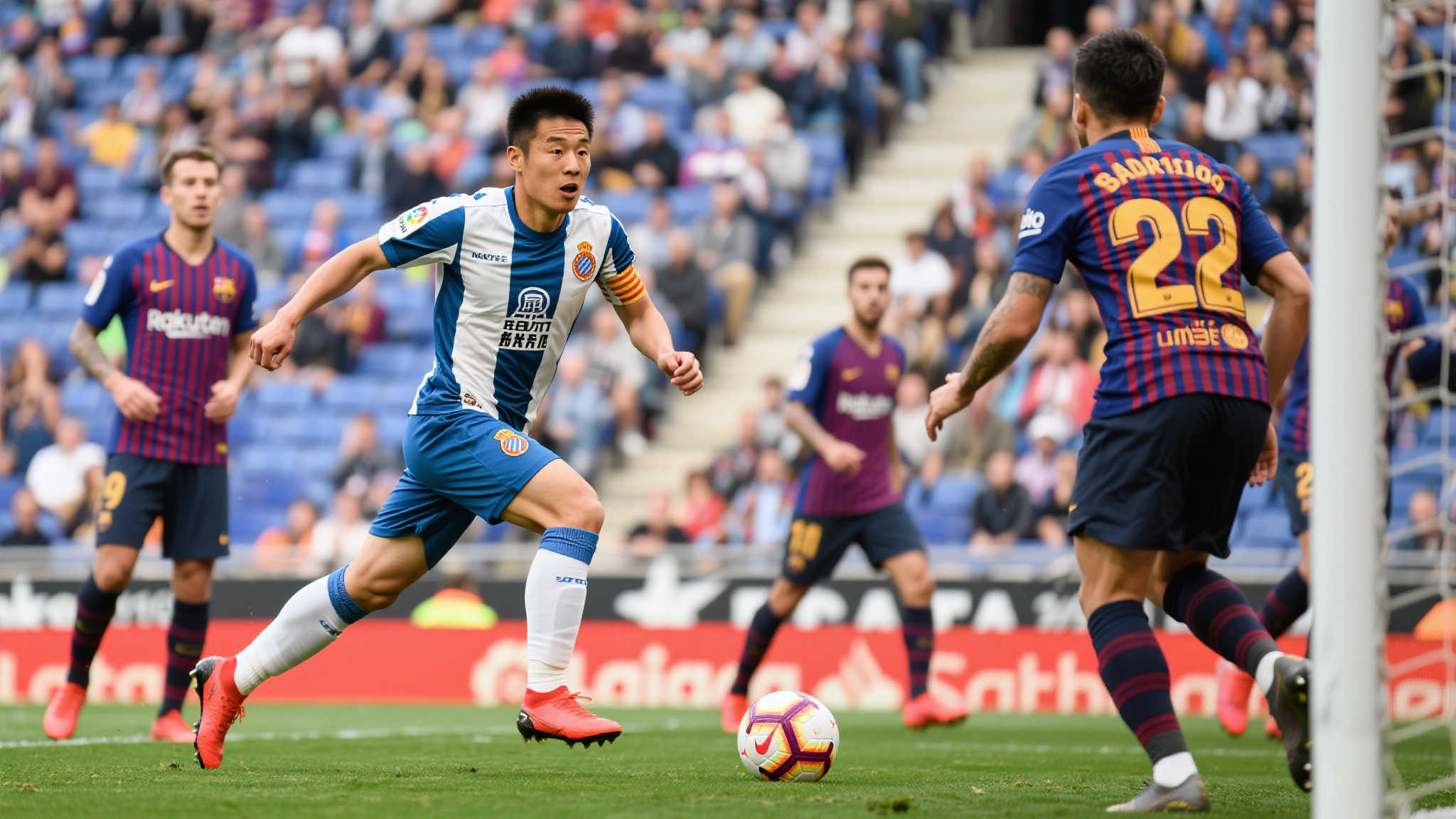 武磊闪耀时刻:绝平巴萨,跑位堪称世界级! 在足球赛场上,关键性的瞬间往往成为球员职业生涯的高